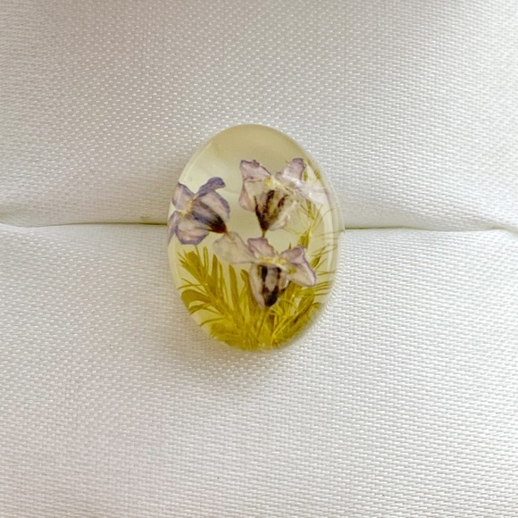 Vintage Floral Forget-me-not Cute Oval Small Stud Earrings with Real Petals - Picture 3 of 8